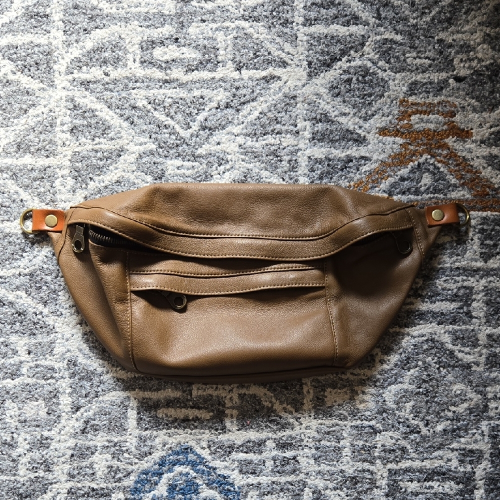 Parker Thatch sling in luggage color
